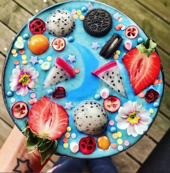 Blue spirulina smoothie bowl